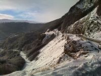 Lago escondido con centros invernales